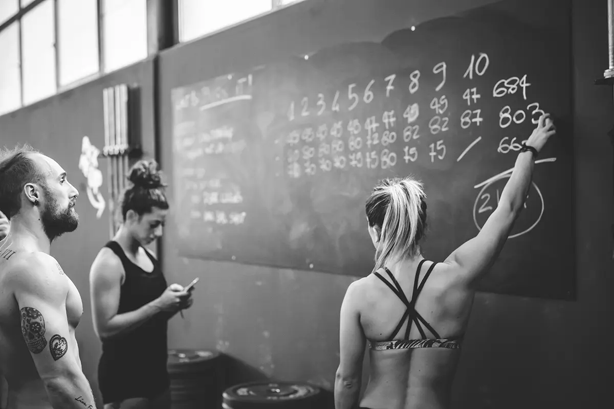 crossfit klasse vor dem chalk board mit dem workout of the day